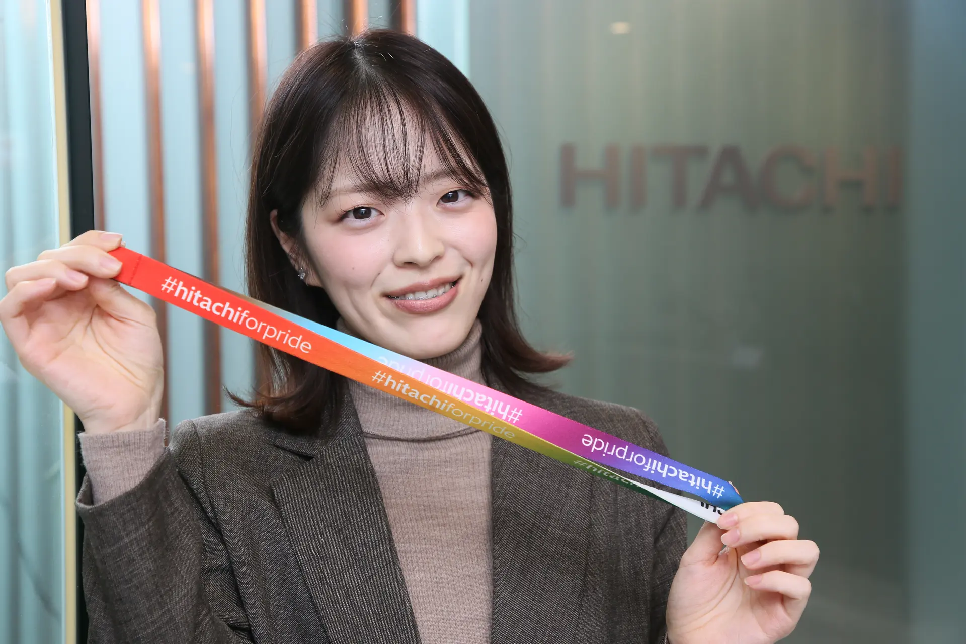 LGBTQIA+の担当として、レインボーカラーのIDカードホルダーを着用している